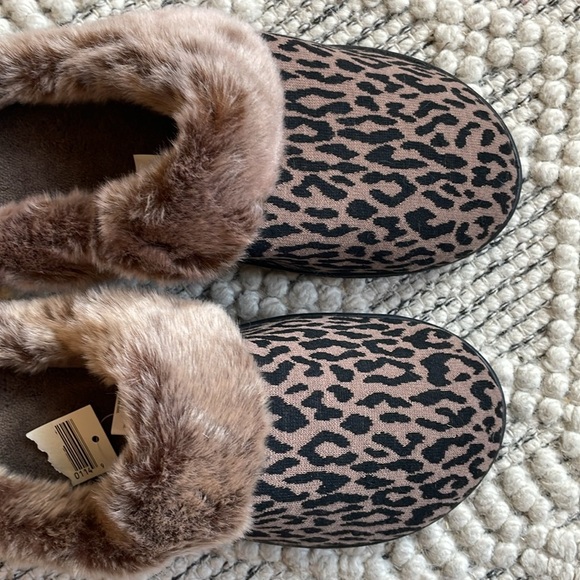 Isotoner Slippers CHEETAH Memory Foam Hoodback ECO Comfort Women’s Sz 9.5-10 NWT - Picture 2 of 12